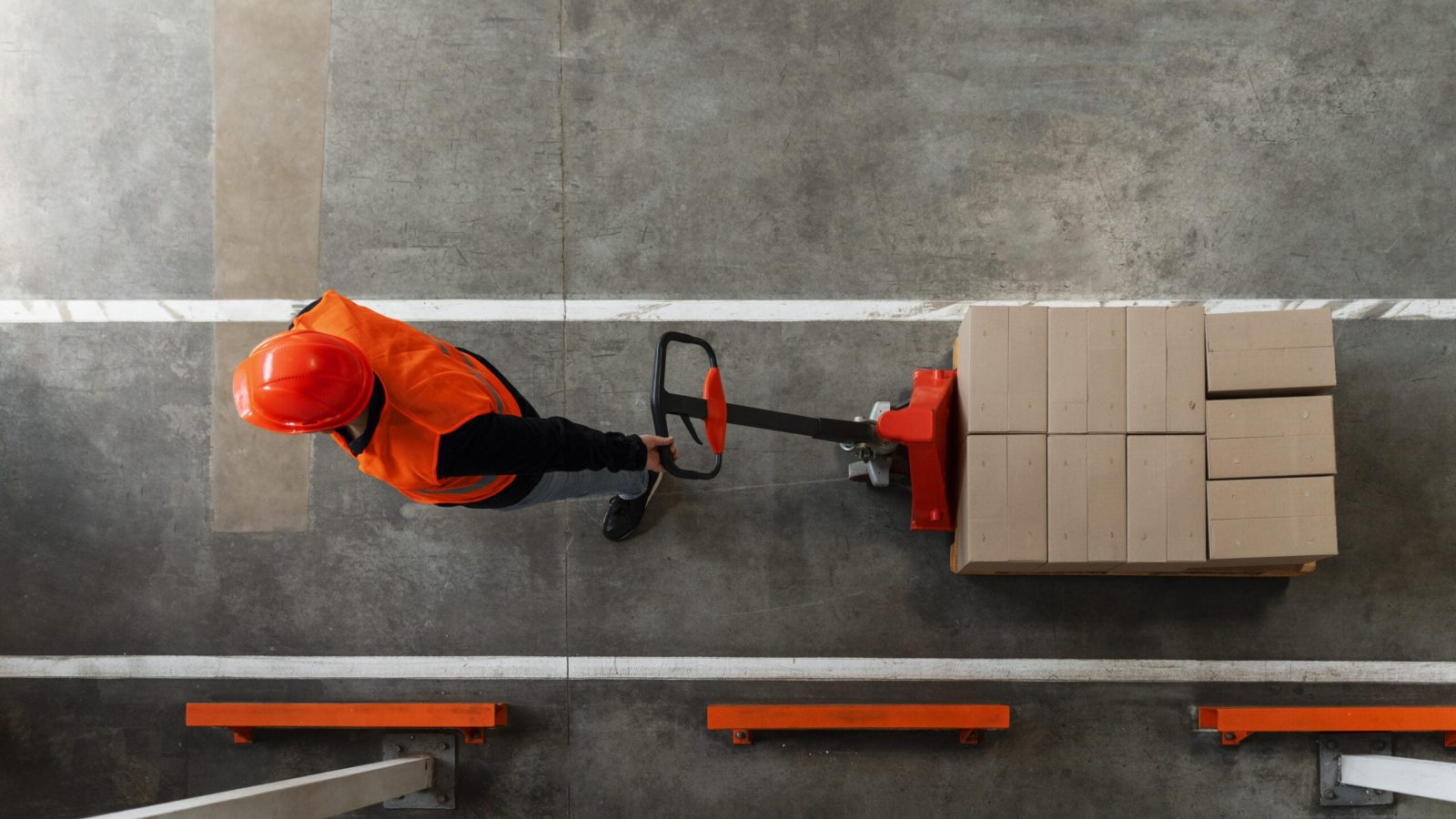 Smart forkliftji: kako napredne tehnologije povečujejo učinkovitost logističnih operacij?