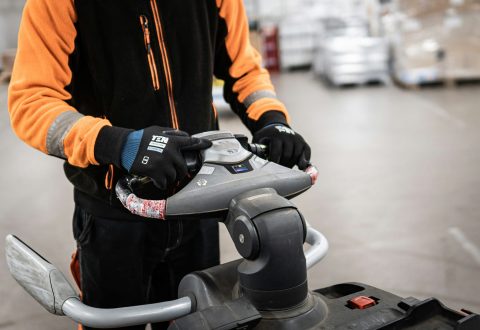 Zakaj so električni paletni viličarji najboljša izbira za vaše skladišče?