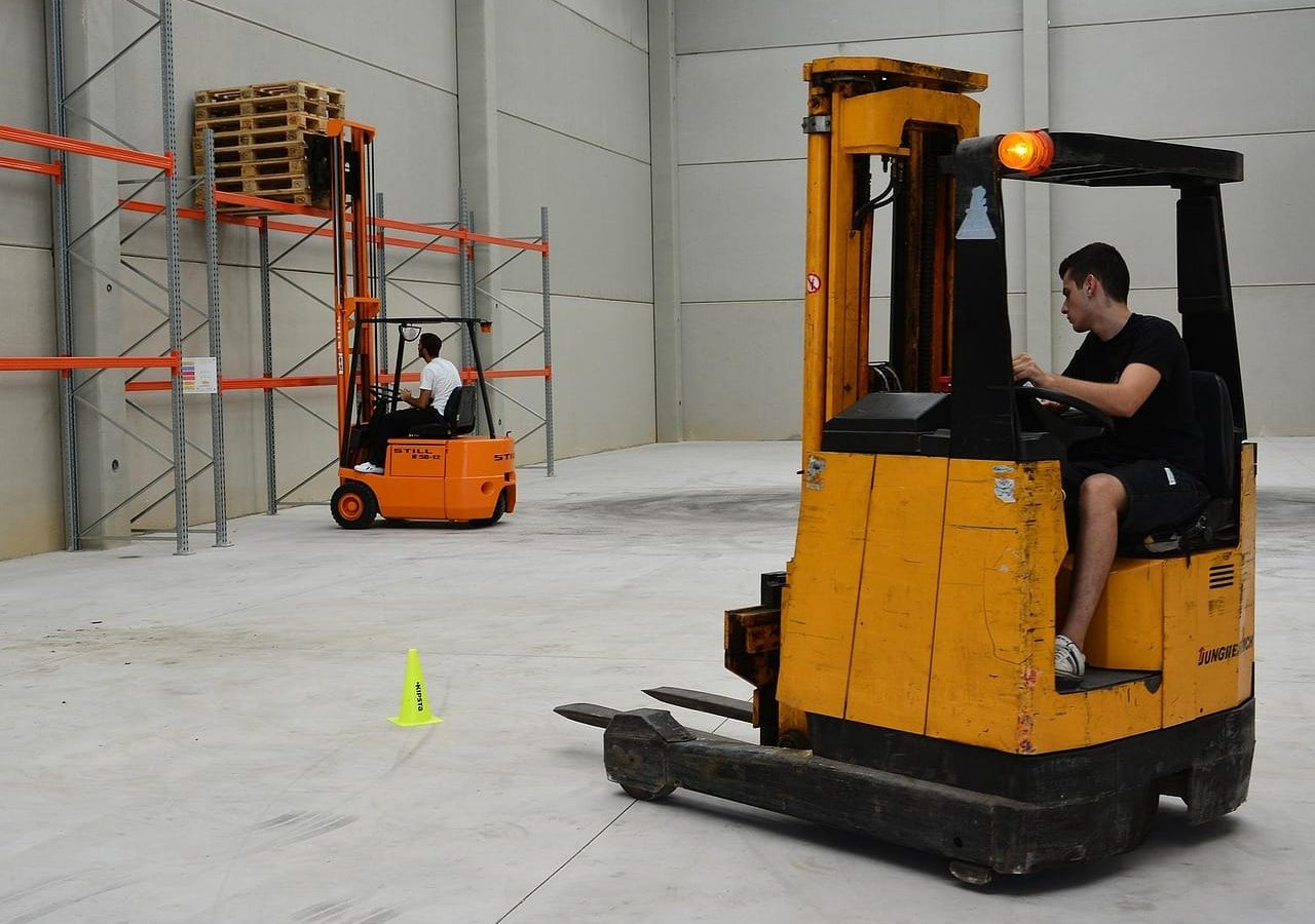 Visoke temperature, obraba in forkliftji – pripravite stroje na jesen